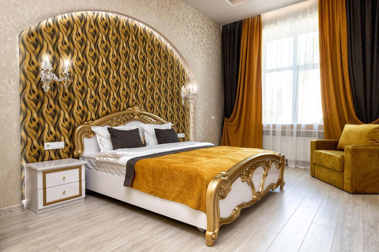 2 Bedroom Apartment Tykha Street City Center With Parking Place Lviv Exterior photo