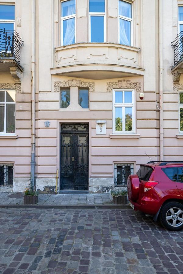 2 Bedroom Apartment Tykha Street City Center With Parking Place Lviv Exterior photo